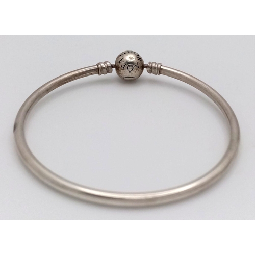 1021 - A PANDORA STERLING SILVER MOMENTS BANGLE 8.3G TOTAL WEIGHT, 6CM DIAMETER.. Ref: SC 7111