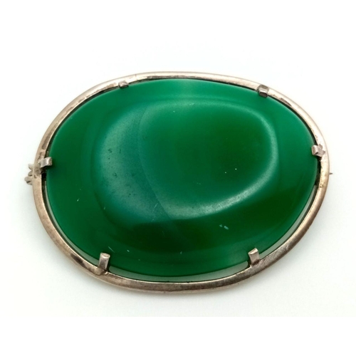 1077 - A STERLING SILVER MALACHITE SET BROOCH. 11G