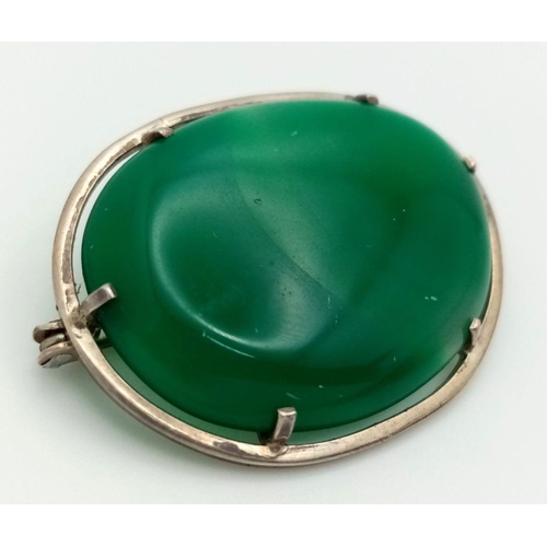 1077 - A STERLING SILVER MALACHITE SET BROOCH. 11G