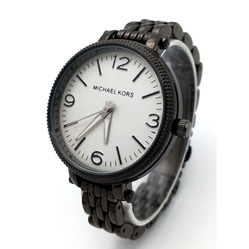 1184 - A MICHAEL KORS BLACK BRACELET WATCH WITH 5 SPARE LINKS. NEEDS A BATTERY. A/F. Ref: H 7001