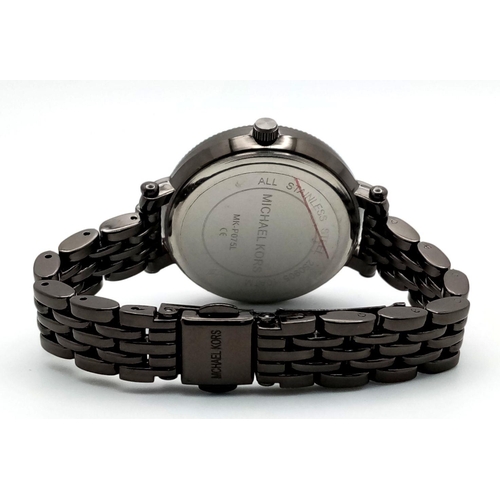 1184 - A MICHAEL KORS BLACK BRACELET WATCH WITH 5 SPARE LINKS. NEEDS A BATTERY. A/F. Ref: H 7001