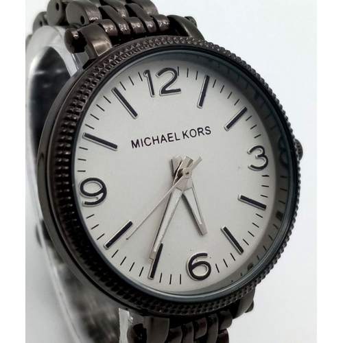 1184 - A MICHAEL KORS BLACK BRACELET WATCH WITH 5 SPARE LINKS. NEEDS A BATTERY. A/F. Ref: H 7001