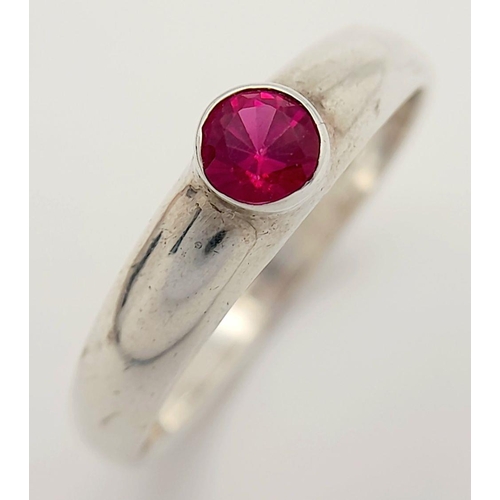 553 - Beautiful round Cut RUBY set into a SILVER BAND RING. Condition new and unworn. Size Q 1/2.