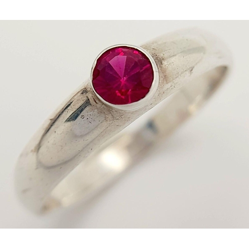 553 - Beautiful round Cut RUBY set into a SILVER BAND RING. Condition new and unworn. Size Q 1/2.