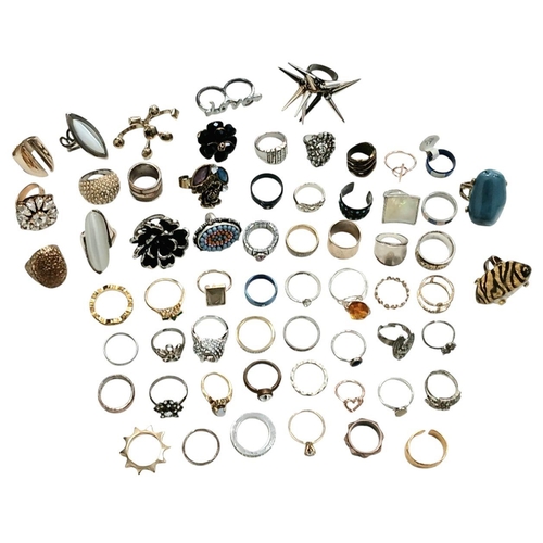 651 - Large selection of COSTUME JEWELLERY DRESS RINGS. Please see pictures.