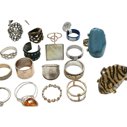 651 - Large selection of COSTUME JEWELLERY DRESS RINGS. Please see pictures.