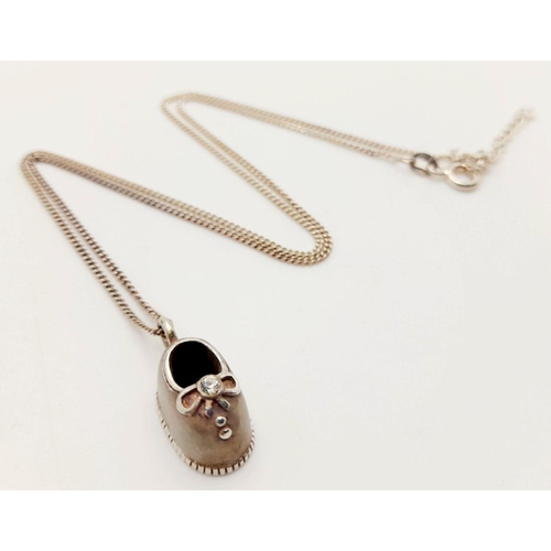 791 - A genuine Paul Kennedy SILVER BABY SLIPPER PENDANT mounted on a fine Italian SILVER CHAIN NECKLACE. ... 