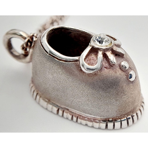 791 - A genuine Paul Kennedy SILVER BABY SLIPPER PENDANT mounted on a fine Italian SILVER CHAIN NECKLACE. ... 