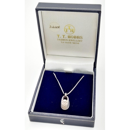 791 - A genuine Paul Kennedy SILVER BABY SLIPPER PENDANT mounted on a fine Italian SILVER CHAIN NECKLACE. ... 