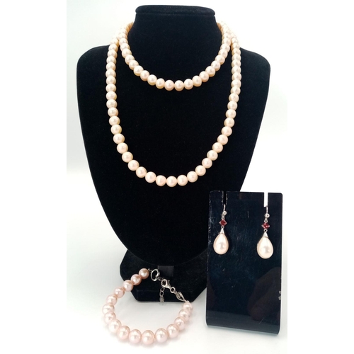 804 - A CULTURED PEARL NECKLACE, BRACELET & DROP EARRINGS SUITE, ALL WITH SILVER FITTINGS AND CLASPS. APPR... 