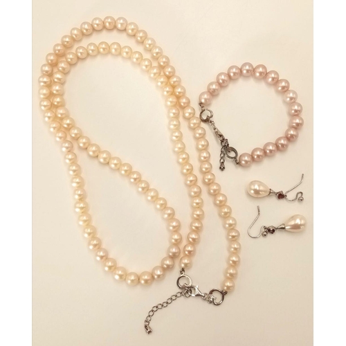 804 - A CULTURED PEARL NECKLACE, BRACELET & DROP EARRINGS SUITE, ALL WITH SILVER FITTINGS AND CLASPS. APPR... 