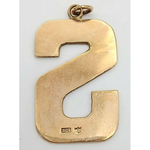 888 - A 9k Yellow Gold 'S' Letter Pendant. Bark effect decoration. 3.5cm. 4.1g.