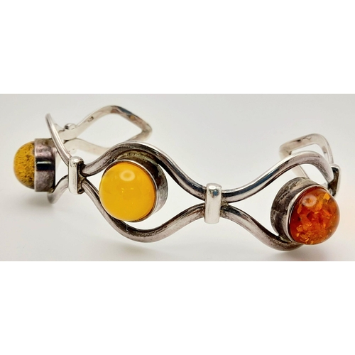 987 - An extremely Attractive & unusual Designer SILVER and AMBER BANGLE. Having twin rows of serpentine  ... 