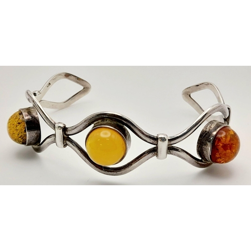 987 - An extremely Attractive & unusual Designer SILVER and AMBER BANGLE. Having twin rows of serpentine  ... 