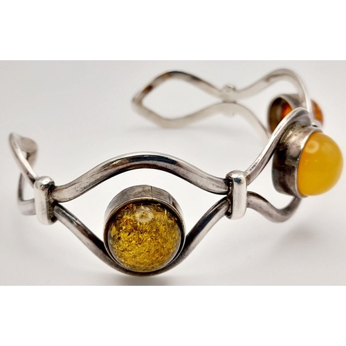 987 - An extremely Attractive & unusual Designer SILVER and AMBER BANGLE. Having twin rows of serpentine  ... 