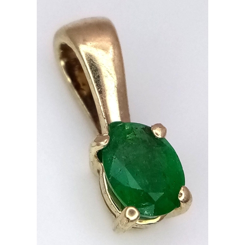 1070 - A 9K YELLOW GOLD EMERALD SET PENDANT - 0.5G.