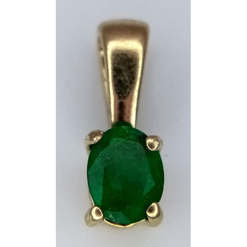 1070 - A 9K YELLOW GOLD EMERALD SET PENDANT - 0.5G.