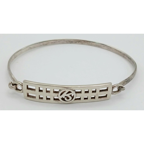 1313 - A vintage 925 silver stylish click-on bangle. Full Edinburgh hallmarks. Total weight 10.5G. Widest i... 