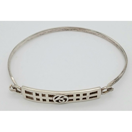 1313 - A vintage 925 silver stylish click-on bangle. Full Edinburgh hallmarks. Total weight 10.5G. Widest i... 