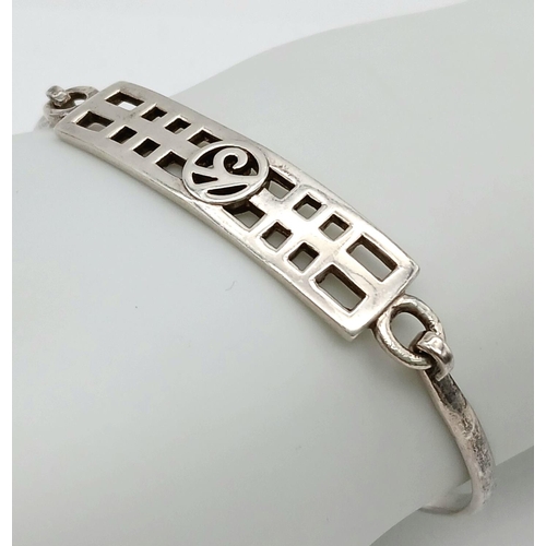 1313 - A vintage 925 silver stylish click-on bangle. Full Edinburgh hallmarks. Total weight 10.5G. Widest i... 