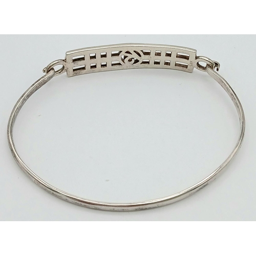 1313 - A vintage 925 silver stylish click-on bangle. Full Edinburgh hallmarks. Total weight 10.5G. Widest i... 