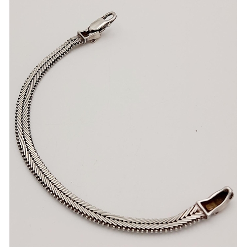 1403 - A STERLING SILVER FANCY LINK BRACELET, WITH JAGUAR HEAD . 16.6G TOTAL WEIGHT, 19.5CM IN LENGTH. Ref:... 