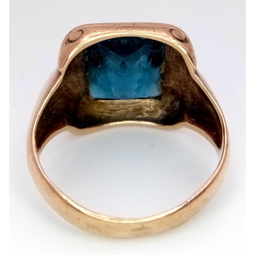 177 - A Vintage 10K Yellow Gold Blue Stone (possibly Topaz) Ring. 
Size P. 6.5g