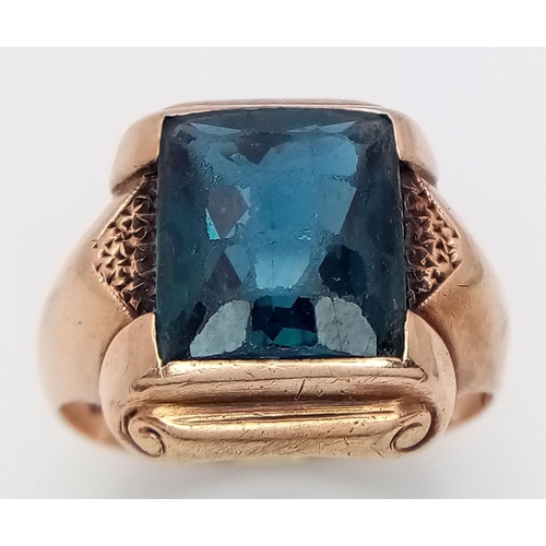 177 - A Vintage 10K Yellow Gold Blue Stone (possibly Topaz) Ring. 
Size P. 6.5g