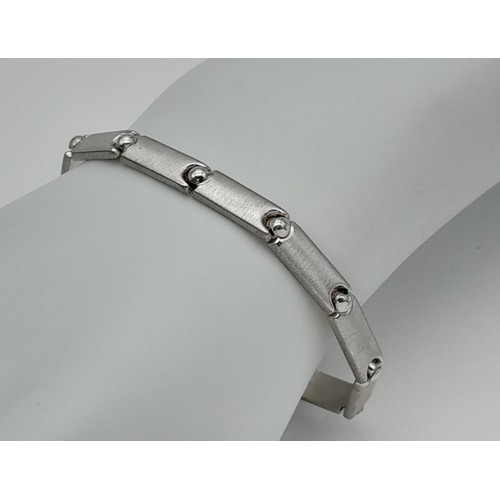 451 - A Stylish Italian 9K White Gold Bracelet. Elongated links. 18cm. 8.2g