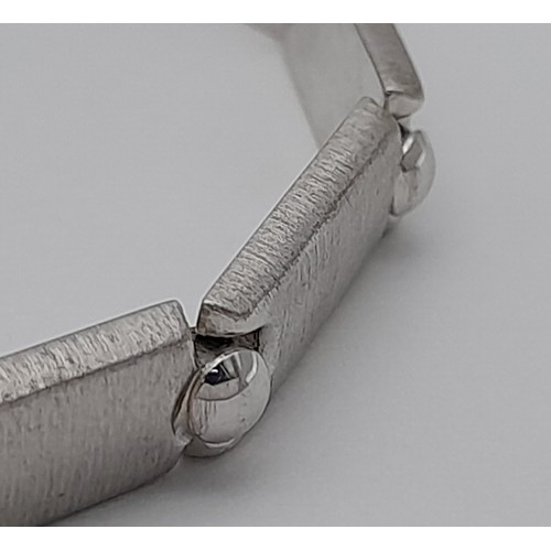 451 - A Stylish Italian 9K White Gold Bracelet. Elongated links. 18cm. 8.2g