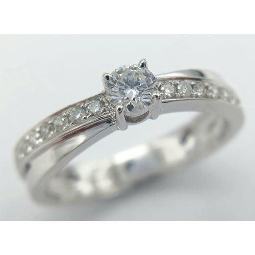 2187 - AN 18K WHITE GOLD AND DIAMOND RING -WITH DIAMOND SHOULDERS. 0.37CTW.  3.6G TOTAL. SIZE N. JR5