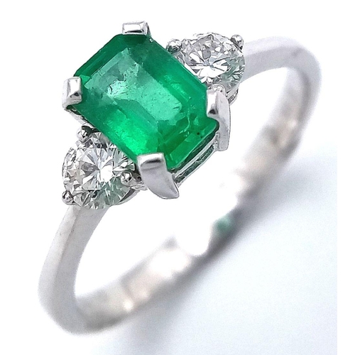 2197 - AN 18K WHITE GOLD DIAMOND & EMERALD RING - 0.25CTW DIAMONDS AND A 0.50CT EMERALD. 2.9G. SIZE O. JR6-... 