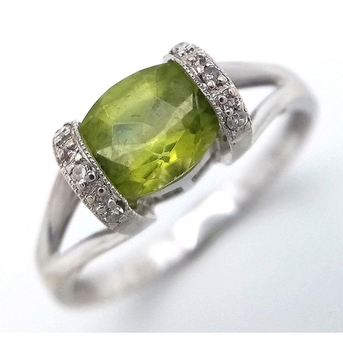 1594 - AN 18K WHITE GOLD DIAMOND AND PERIDOT RING - 2.5G. SIZE N. JR9