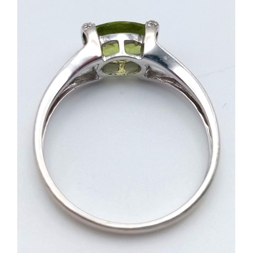 1594 - AN 18K WHITE GOLD DIAMOND AND PERIDOT RING - 2.5G. SIZE N. JR9