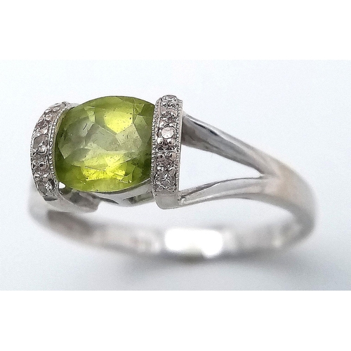 1594 - AN 18K WHITE GOLD DIAMOND AND PERIDOT RING - 2.5G. SIZE N. JR9