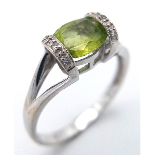 1594 - AN 18K WHITE GOLD DIAMOND AND PERIDOT RING - 2.5G. SIZE N. JR9