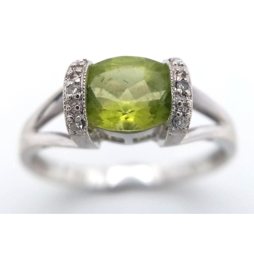 1594 - AN 18K WHITE GOLD DIAMOND AND PERIDOT RING - 2.5G. SIZE N. JR9