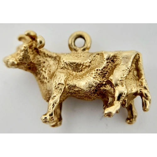 2422 - A 9K Yellow Gold Pendant/Charm. 2cm. 3.7g weight.