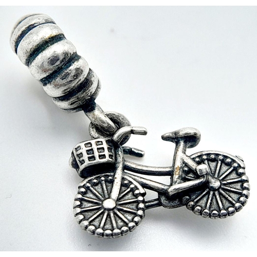 1322 - A PANDORA STERLING SILVER BICYCLE WITH A BASKET DANGLE CHARM 2.4G , 22MMX 14MM. Ref: SC 7086