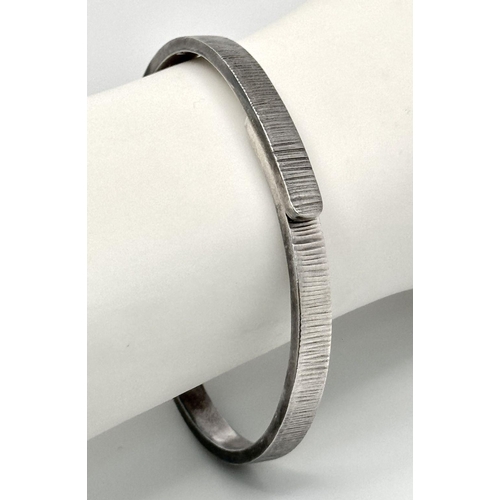 1580 - A fashion 925 silver click-on bangle. Total weight 26.3G. Widest inner length 6.5cm.