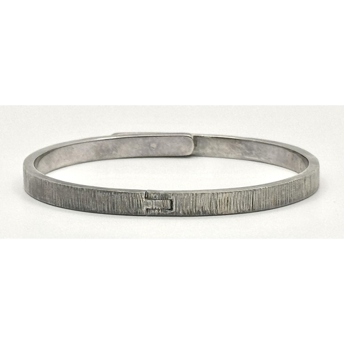 1580 - A fashion 925 silver click-on bangle. Total weight 26.3G. Widest inner length 6.5cm.