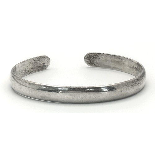 1601 - A stylish 925 silver cuff bangle. Full London hallmarks. Total weight 27.8G. Widest inner length 7cm... 