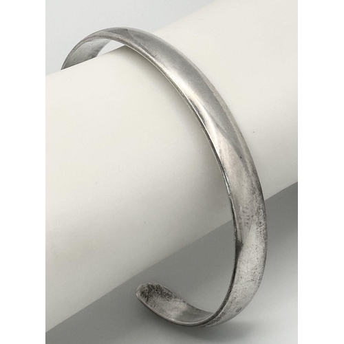 1601 - A stylish 925 silver cuff bangle. Full London hallmarks. Total weight 27.8G. Widest inner length 7cm... 