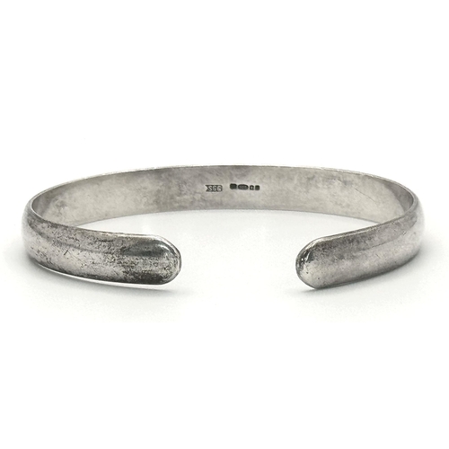 1601 - A stylish 925 silver cuff bangle. Full London hallmarks. Total weight 27.8G. Widest inner length 7cm... 