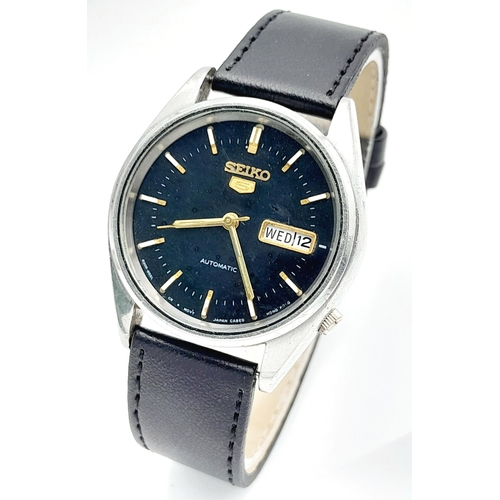 2099 - A Vintage Seiko 5 Automatic Gents Watch. Black leather strap. Stainless steel case - 37mm. Black dia... 