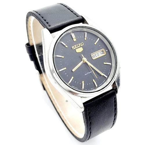 2099 - A Vintage Seiko 5 Automatic Gents Watch. Black leather strap. Stainless steel case - 37mm. Black dia... 