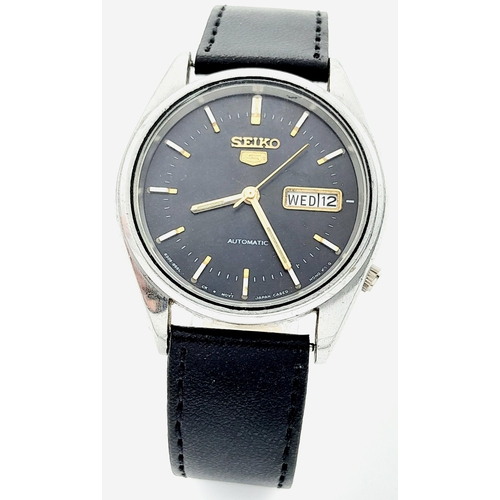 2099 - A Vintage Seiko 5 Automatic Gents Watch. Black leather strap. Stainless steel case - 37mm. Black dia... 