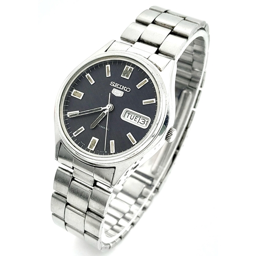 2169 - A Vintage Seiko 5 Automatic Gents Watch. Stainless steel bracelet and case - 36mm. Black dial with d... 