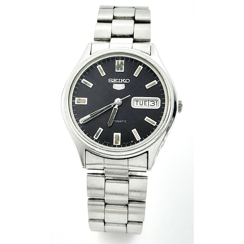 2169 - A Vintage Seiko 5 Automatic Gents Watch. Stainless steel bracelet and case - 36mm. Black dial with d... 