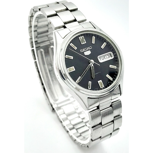 2169 - A Vintage Seiko 5 Automatic Gents Watch. Stainless steel bracelet and case - 36mm. Black dial with d... 